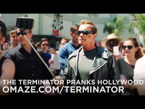 Arnold Schwarzenegger blagueur déguisé en Terminator